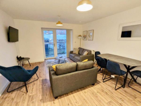 Spacious 2 bed ground floor apartment, Free parking, close to Historic dockyard & Gunwharf Quays
